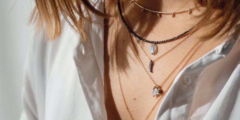 Photo d'une composition de colliers de la créatrice parisienne Jully