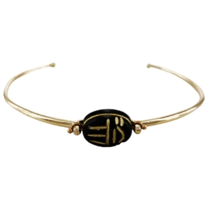bracelet jonc en laiton doré et scarabée en onyx de la marque de bijoux français Satellite