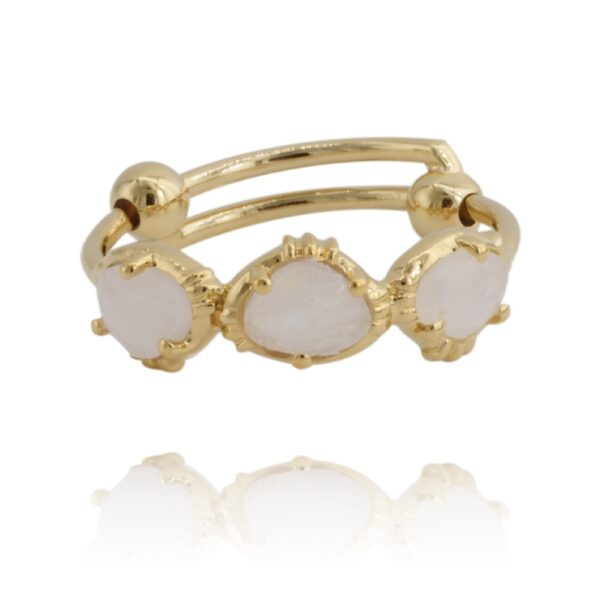bague dorée en laiton doré avec trois pierres en pierre de lune Au fil de LO chez Dolita bijoux