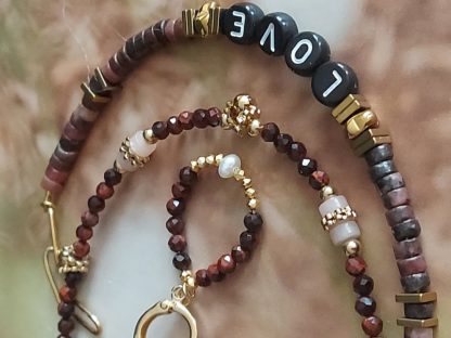 Assemblage boucles d'oreilles, collier et bracelet "Love" en jaspe rouge