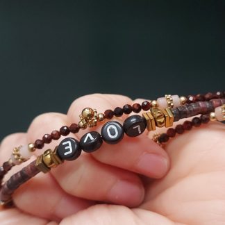 Assemblage bracelet "Love" en jaspe rouge