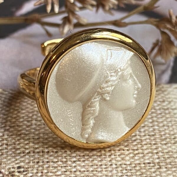 Bague Minerva ivoire blanc création Grand Tour Collection