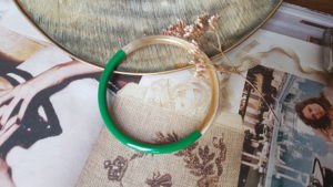 Bracelet en corne Heishi vert émeraude