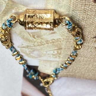 Bracelet Anita doré et son cordon bleu marine