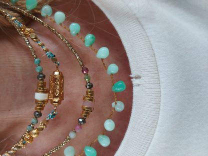Colliers Bayadère howlite et turquoise, pyrite grise et quartz rose avec collier Anita bleu marine