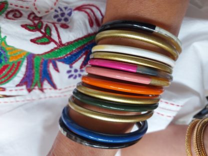 Assemblage bracelets en corne rose, orange, bleu indigo et noir