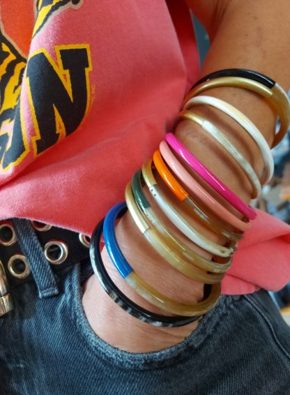 Bracelets en corne rose, orange, bleu indigo et noir