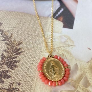 Collier médaille rose corail ovale