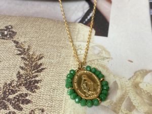 Collier médaille vert émeraude ovale