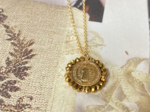 Collier médaille pyrite dorée ronde