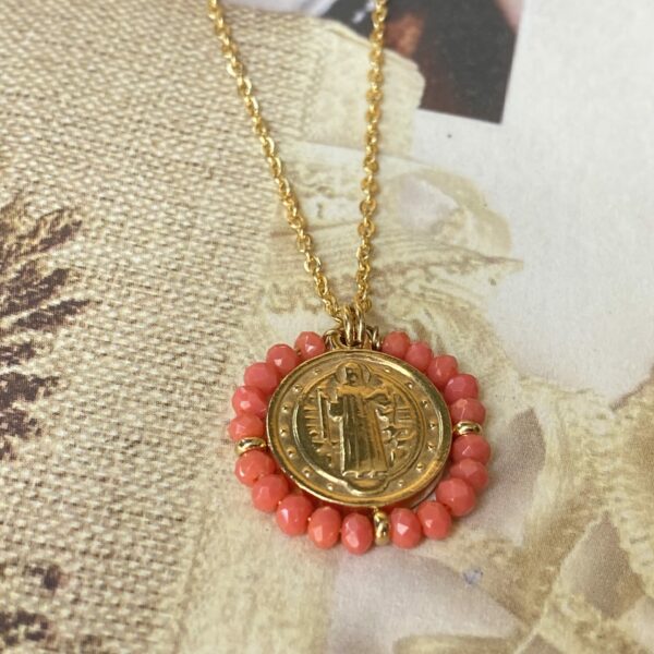 Collier médaille rose corail ronde