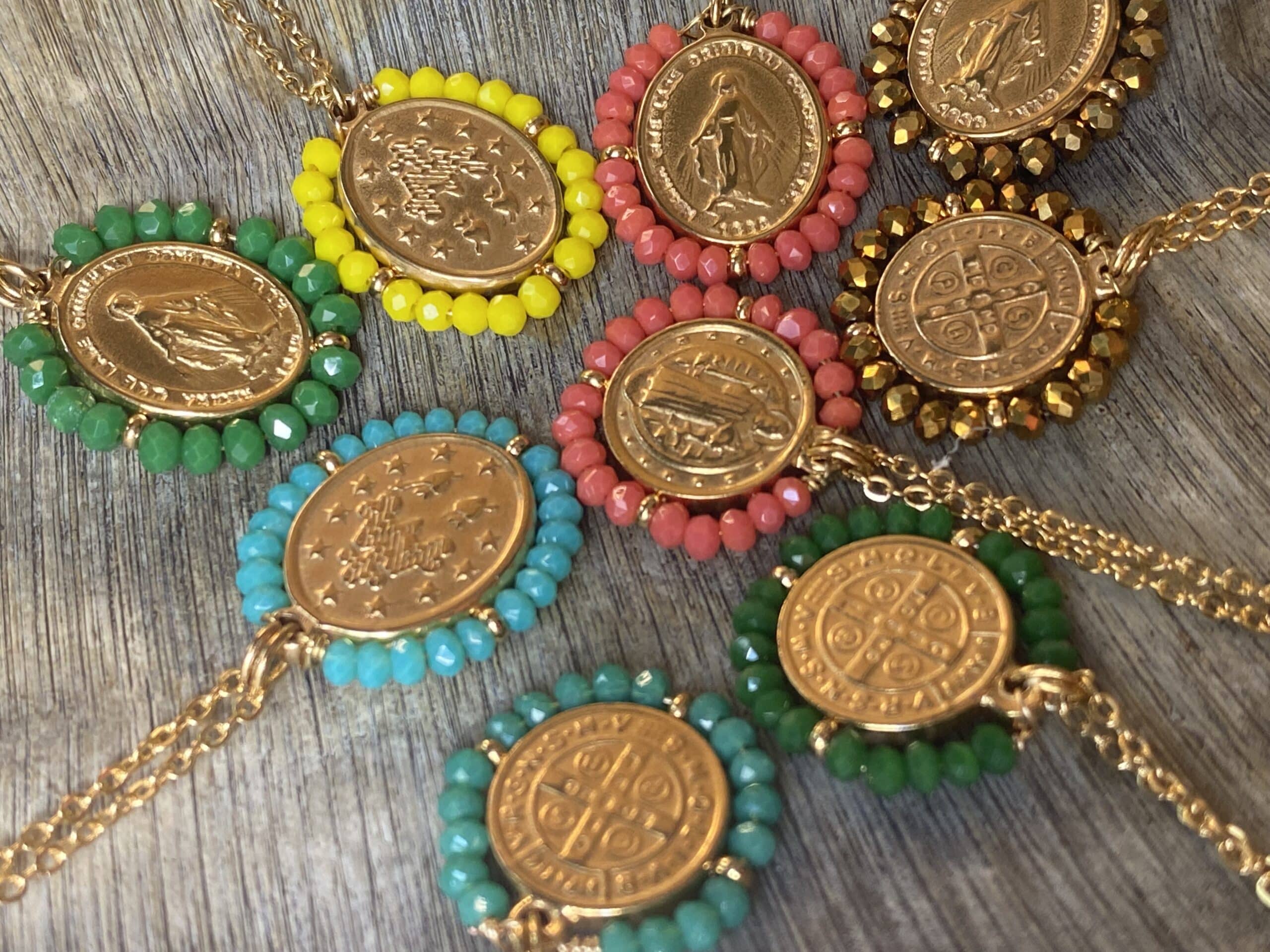 Colliers médailles colorées