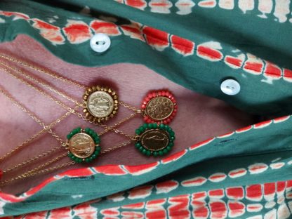 Colliers médailles pyrite dorée, vert émeraude et rose corail