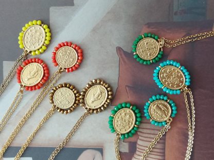 Nos colliers avec médailles rondes et ovales colorées