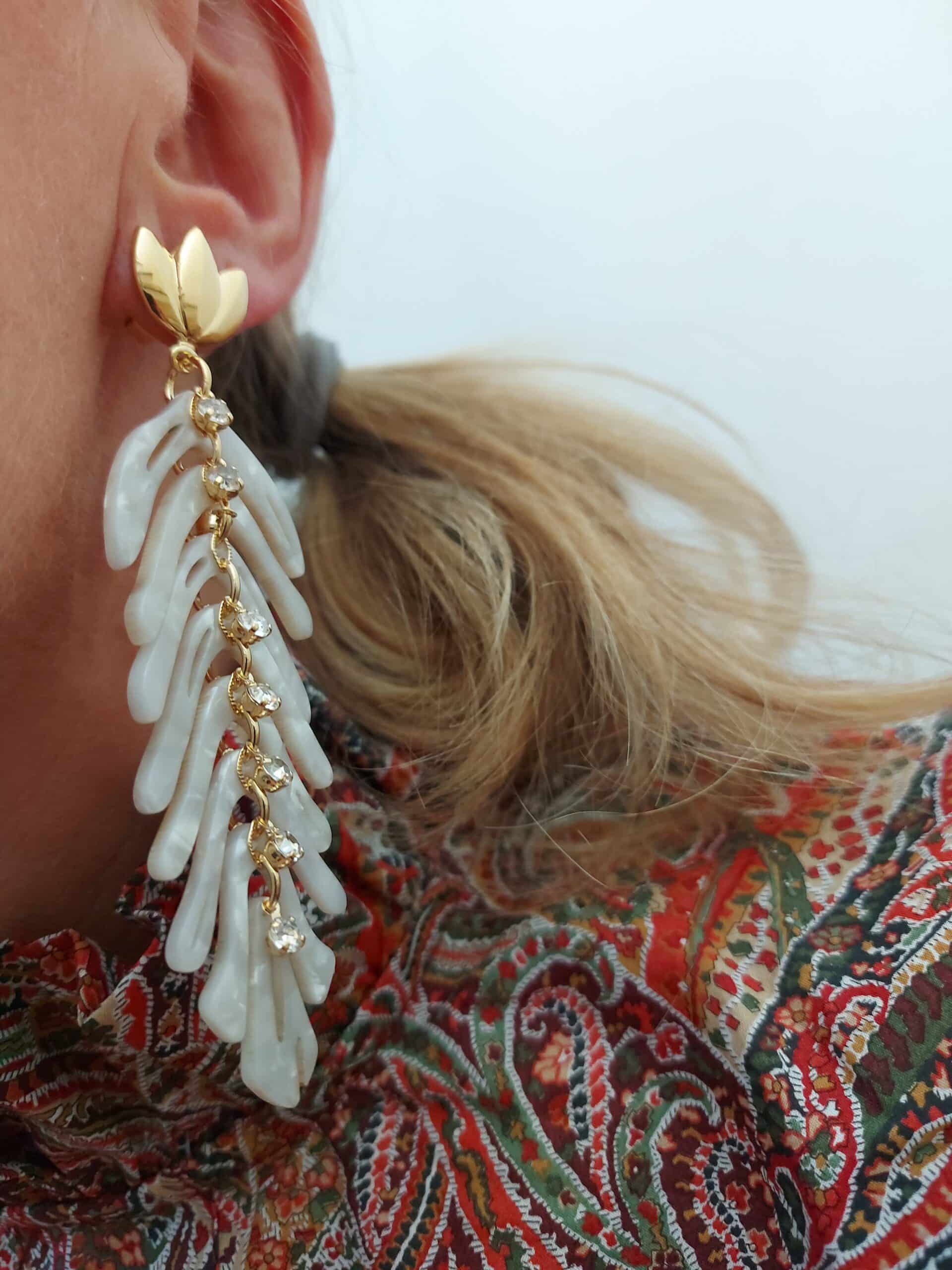 Boucles d'oreilles Cavallo blanc cassé portées
