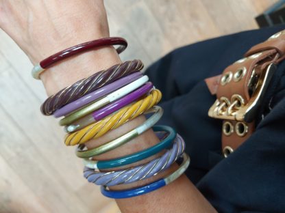 Composition de bracelets Heishi bleu, marron, violet, doré, bordeaux, vert et de jonc Donia jaune, marron et violet
