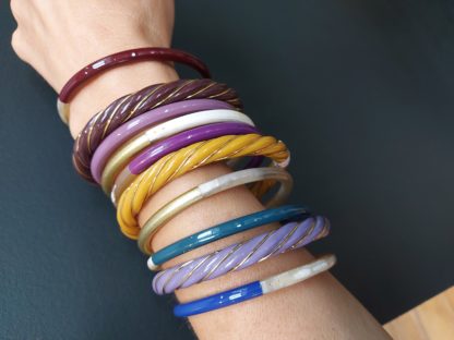 Assemblage de bracelets Heishi bleu, marron, violet, doré, bordeaux, vert et de jonc Donia jaune, marron et violet
