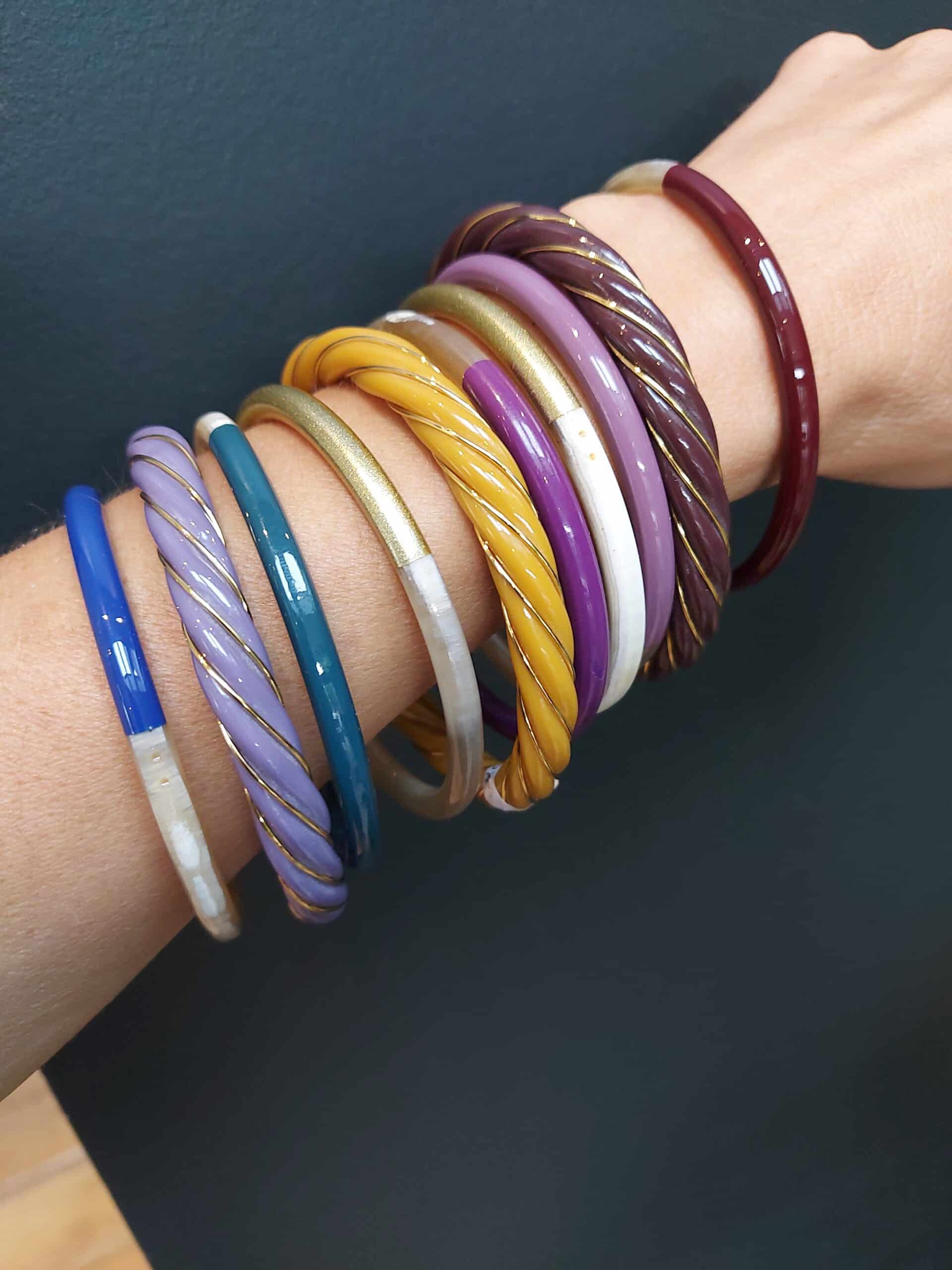 Assemblage de bracelets Heishi bleu, marron, violet, doré, bordeaux, vert et de jonc Donia jaune, marron et violet