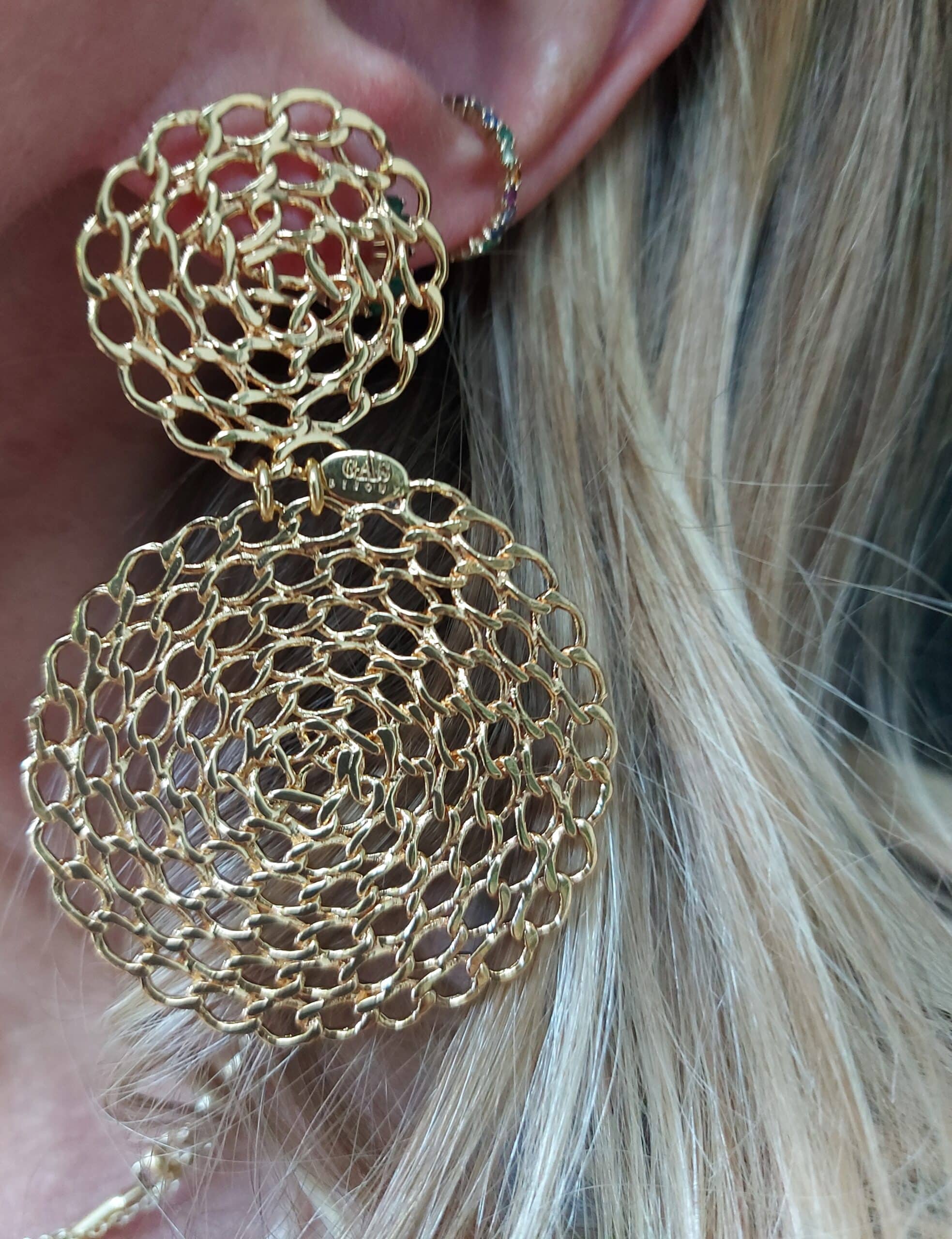 Boucles d'oreilles onde gourmette dorées portées