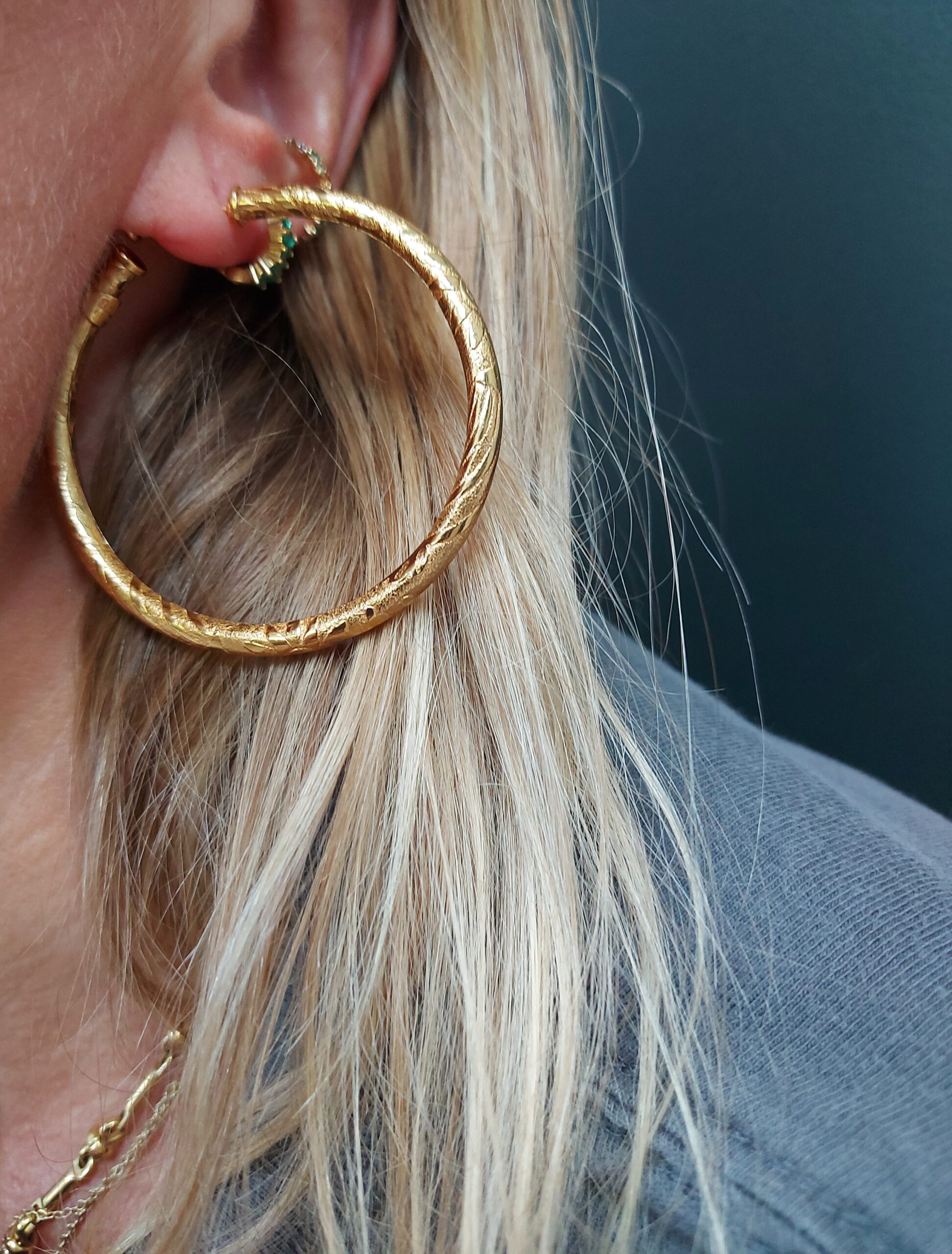 Boucles d'oreilles Maori portées