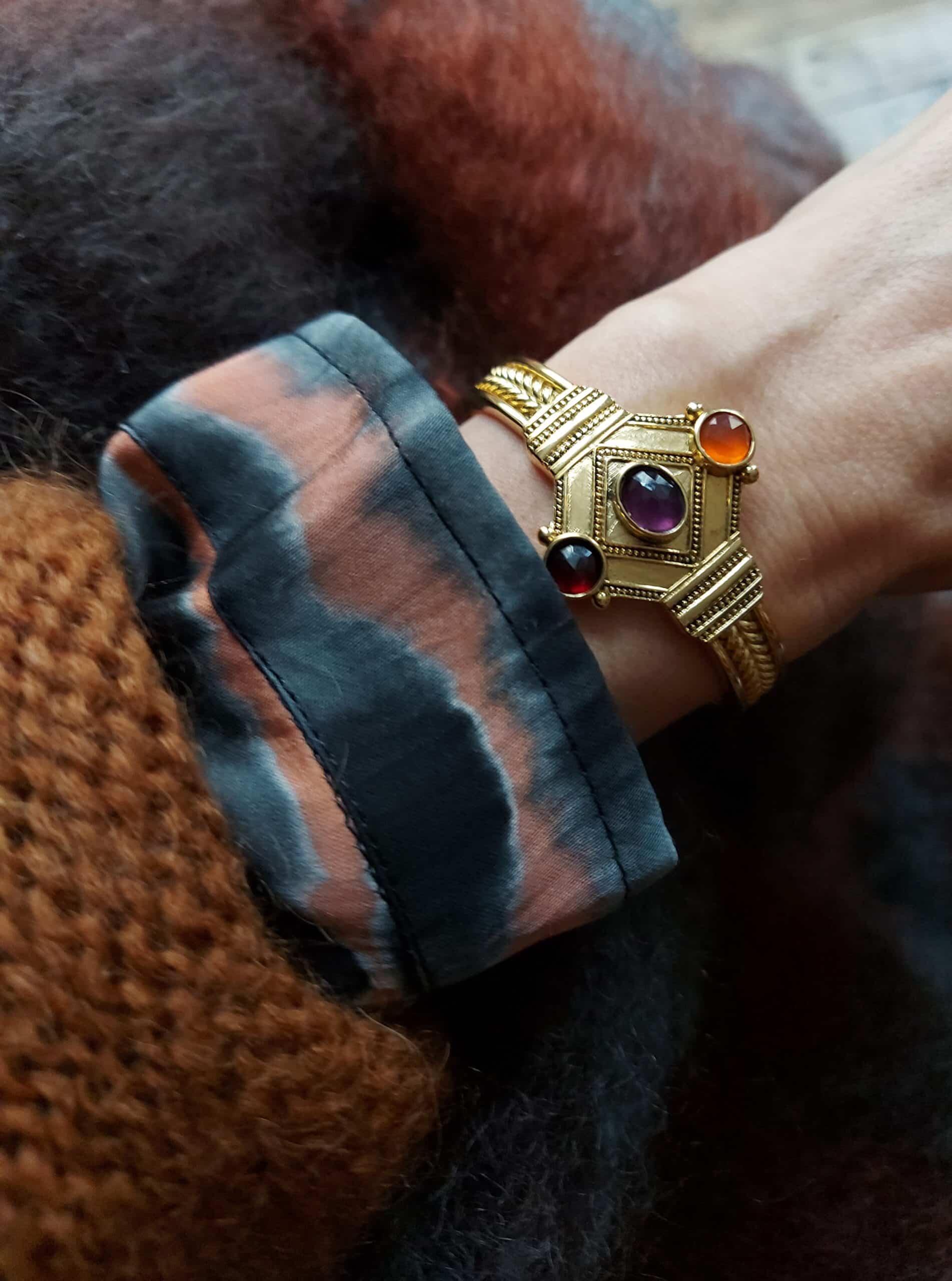 Manchette Rory améthyste, grenat et cornaline portée