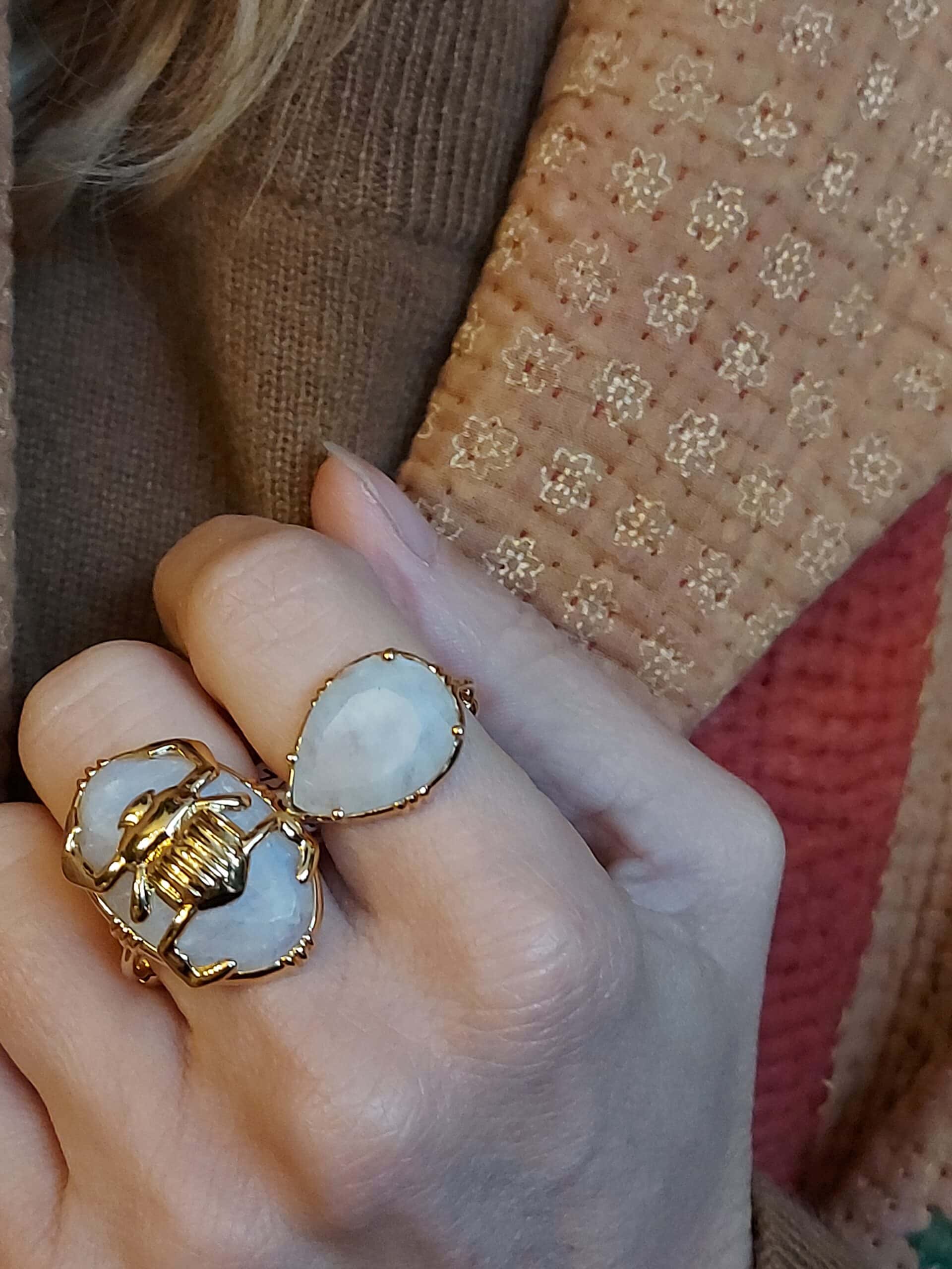 Bagues Sissi et scarabée pierre de lune portées