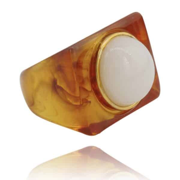 bague Arya en résine bicolor marron blanc et métal doré par lucas jack chez Dolita-bijoux