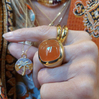 bague Alia en résine orange et métal doré par lucas jack chez Dolita-bijoux