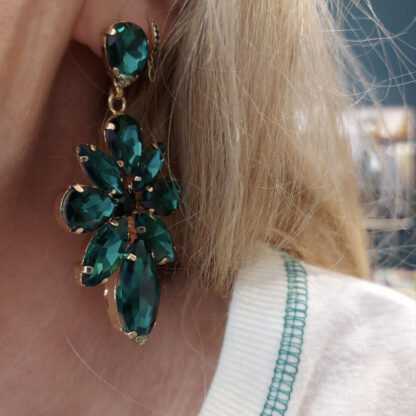 boucles d'oreilles fiona en métal doré et cristaux couleur vert chez Dolita-bijoux