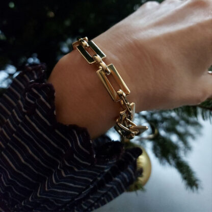 bracelet Karl maille rectangulaire dorée femme bijoux tendance par chic Alors chez Dolita-bijoux