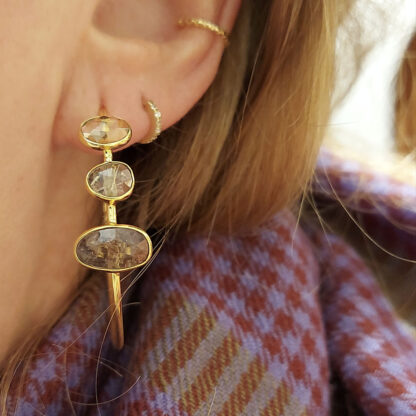 boucles d'oreilles créoles dorées Rima avec des pierres naturelles de la marque de bijoux française Diaperis chez Dolita