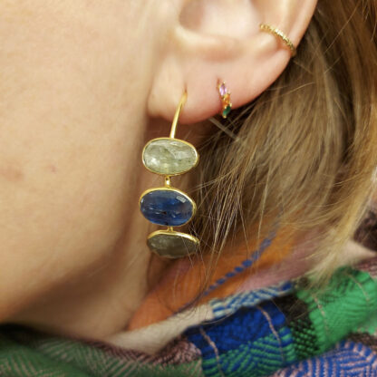 boucles d'oreilles créoles dorées Rima Kyanite avec des pierres naturelles de la marque de bijoux française Diaperis chez Dolita