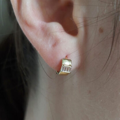 Boucles d'oreilles créoles dorées Mily avec zircon vertpar Taly chez Dolita-bijoux