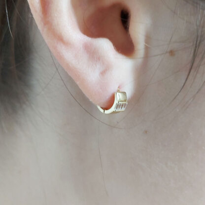 Boucles d'oreilles créoles dorées Mily avec zircon vertpar Taly chez Dolita-bijoux