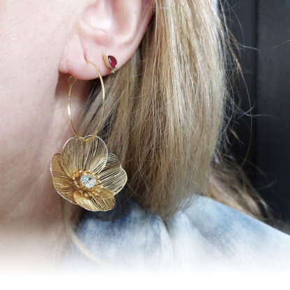 boucles d'oreilles fleur en laiton doré à l'or fin et cristal par jorgina chez Dolita-bijoux
