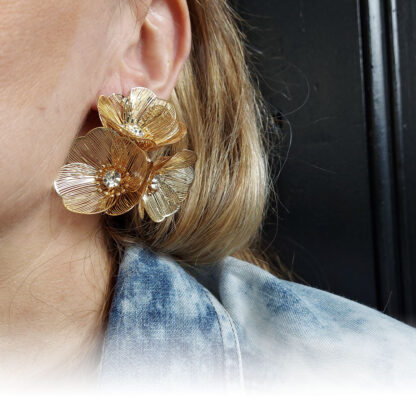 boucles d'oreilles 3 fleurs en laiton doré à l'or fin et cristal par jorgina chez Dolita-bijoux