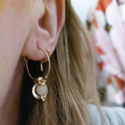 Boucles d'oreilles Haumea en opale rose par Petite Madame chez Dolita-bijoux
