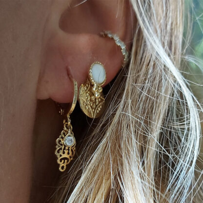 Boucles d'oreilles Irina dorée avec zircon par Petite Madame chez Dolita-bijoux