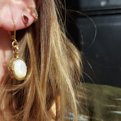 Boucles d'oreilles dorée Camay en Nacre par LA2L chez Dolita-bijoux