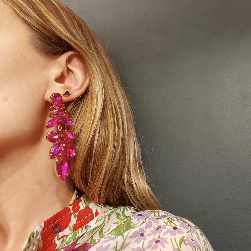 boucles d'oreilles fiona en métal doré et cristaux couleur Fuchsia par jorgina chez Dolita-bijoux