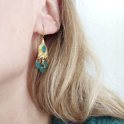 Boucles d'oreilles Alys dorée avec pierre en Onyx vert par Diapéris chez Dolita-bijoux