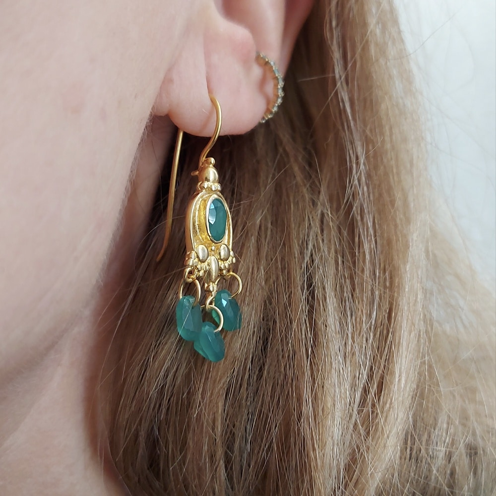 Boucles d'oreilles Alys dorée avec pierre en Onyx vert par Diapéris chez Dolita-bijoux