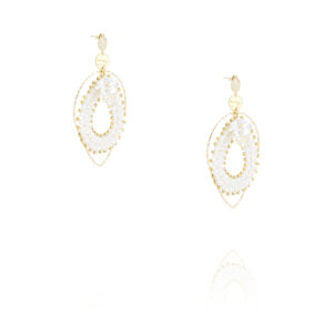 boucles d'oreilles ezria en métal doré et tissage de perles blanches par jorgina chez Dolita-bijoux
