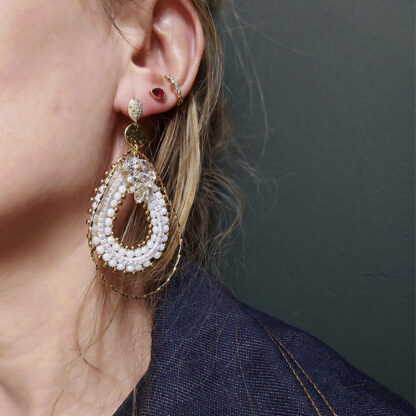 boucles d'oreilles ezria en métal doré et tissage de perles blanches par jorgina chez Dolita-bijoux