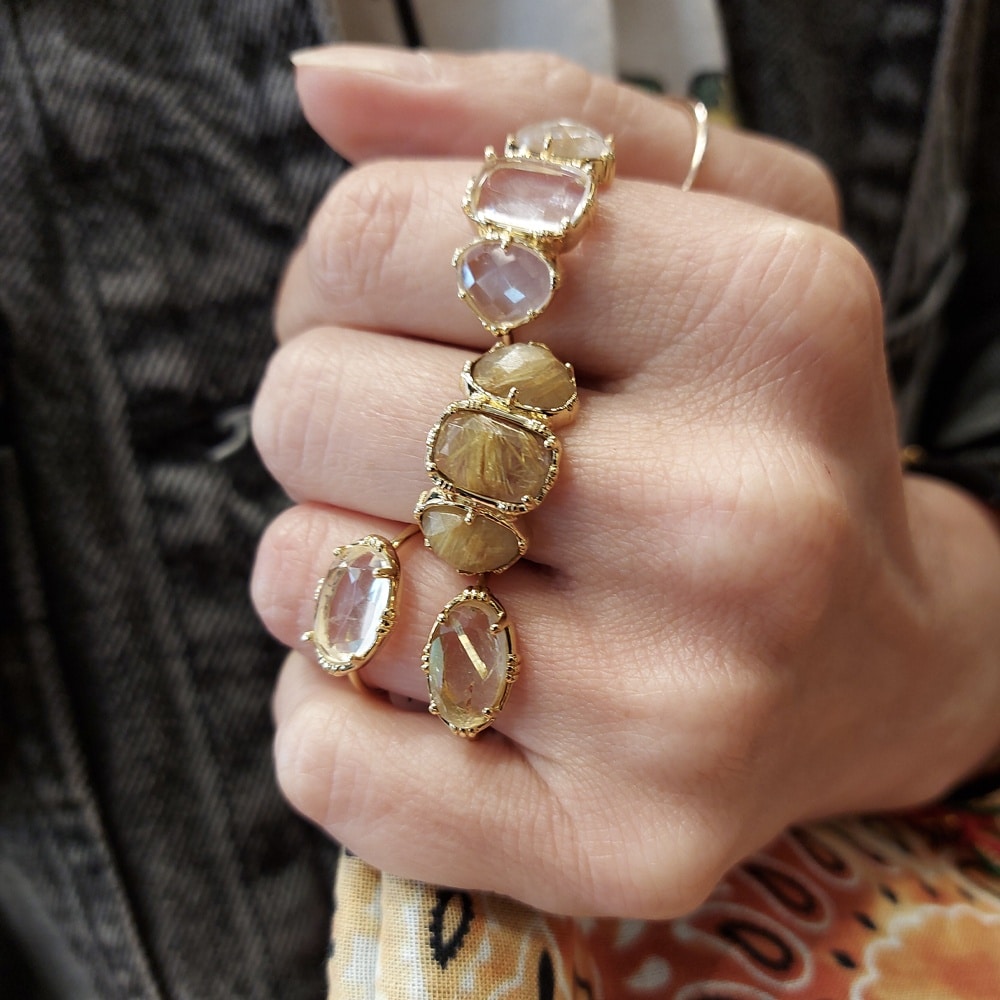 bague large femme dorée en laiton et en pierre naturelle quartz Rutil or de la créatrice française Au fil de Lo chez Dolita-bijoux