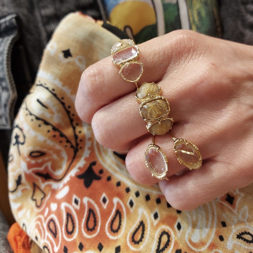 bague large femme dorée en laiton et en pierre naturelle quartz Rutil or de la créatrice française Au fil de Lo chez Dolita-bijoux