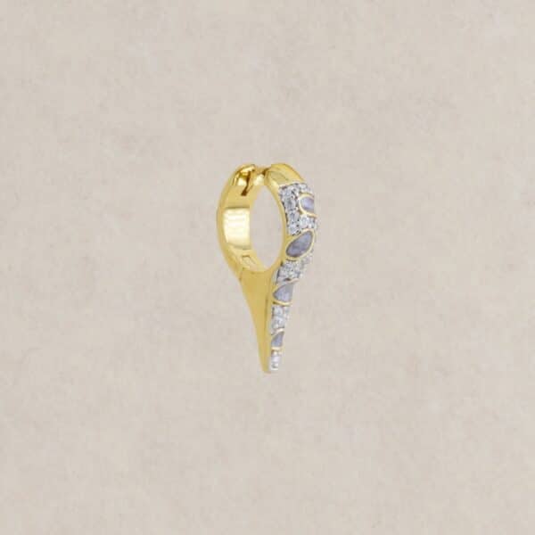 Boucle d'oreille Ranee gris à l'unité de Be Maad, en zircons blancs et émails colorés, disponible chez Dolita