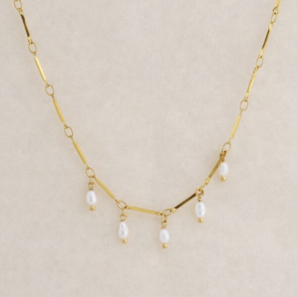 Collier Safa de By Garance avec pampilles en tourmaline colorée sur chaîne dorée en acier inoxydable.