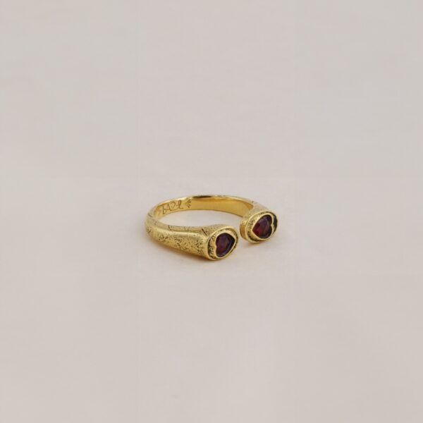 Bague Aïda de LA2L en laiton plaqué or avec anneau ouvert et cœurs en face à face, ornée de pierres semi-précieuses en Grenat et Agate verte.