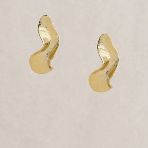 Boucles d'Oreilles Briséis de Chic Alors en métal doré à l'or fin 24 carats, élégantes et sculpturales.